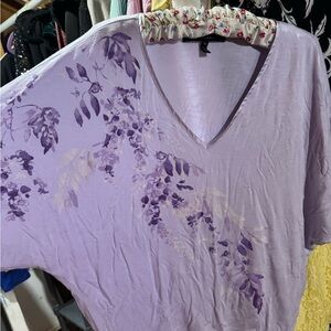 WHBM SHORT SLEEVE PURPLE V-neck size M